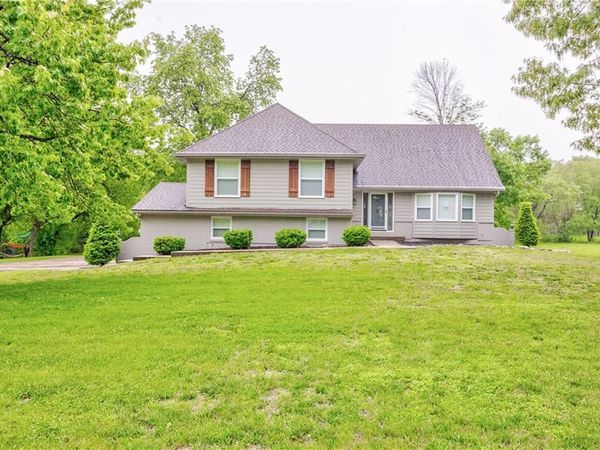 16402 Riggs Road, Stilwell, KS 66085