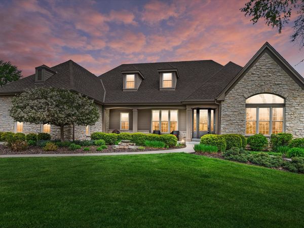 2150 Old Lantern Cir, Delafield, WI 53018