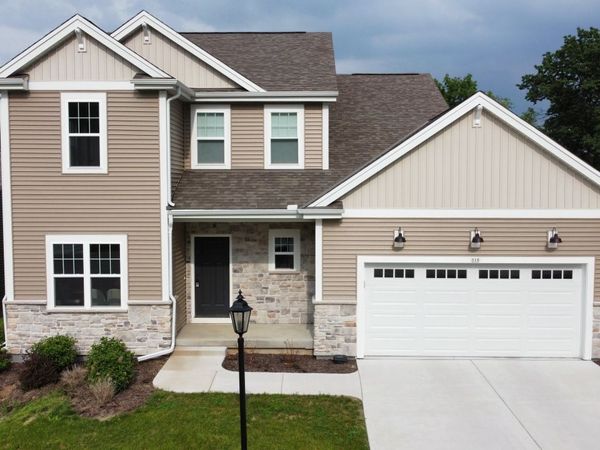 310 Paradise Ct, Hartland, WI 53029