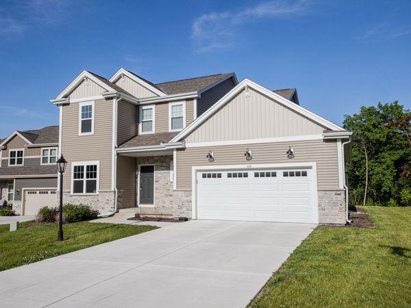 310 Paradise Ct, Hartland, WI 53029