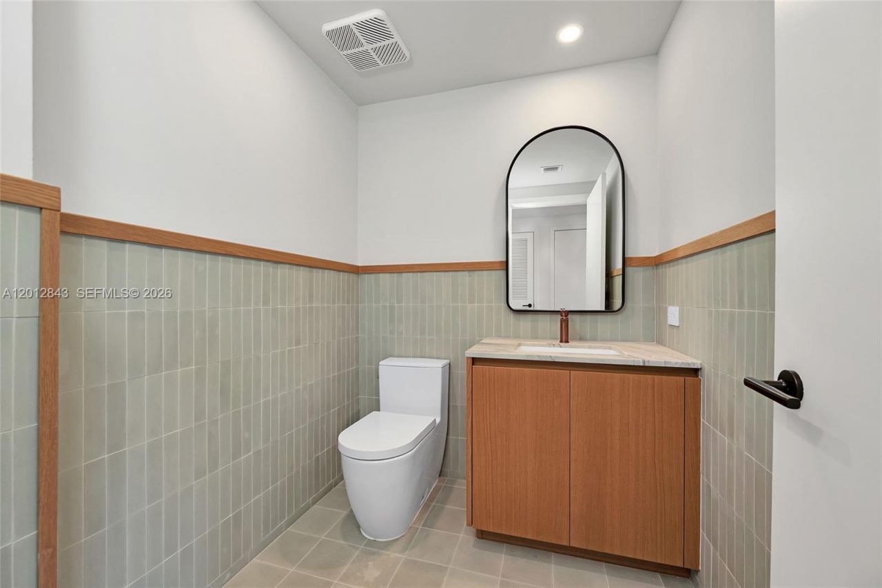 1177 Kane Concourse, Unit 809, Bay Harbor Islands, FL 33154 Photo