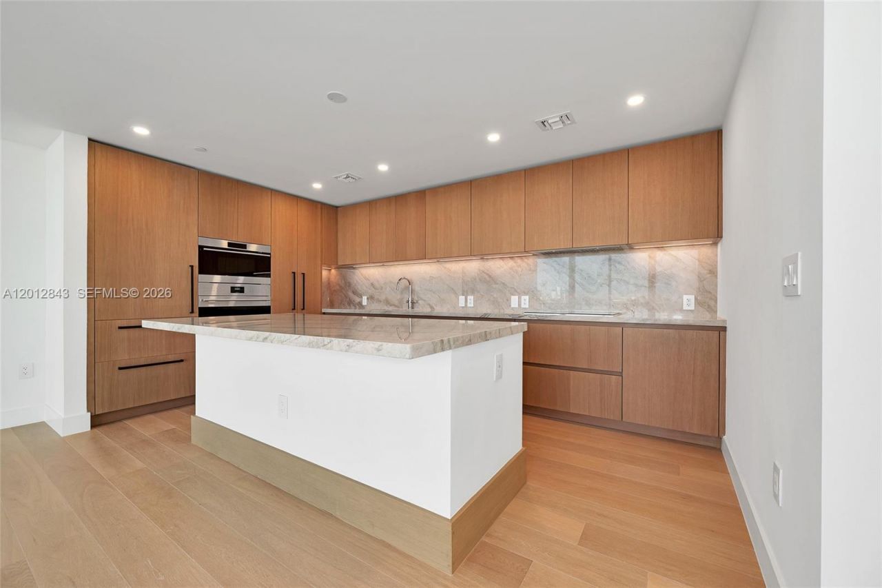 1177 Kane Concourse, Unit 809, Bay Harbor Islands, FL 33154 Photo