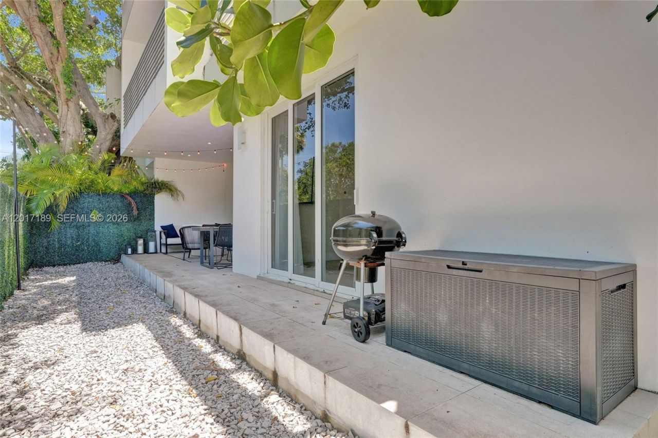 2851 SW 33rd Ct , Unit 2851, Miami, FL 33133 Photo
