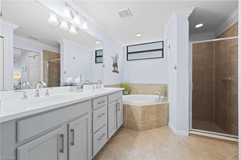 9844 Venezia Cir, Unit 711, Naples, FL 34113 Photo