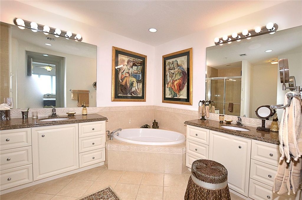 24 Harbour Isle Drive W, Unit 305, Fort Pierce, FL 34949 Photo