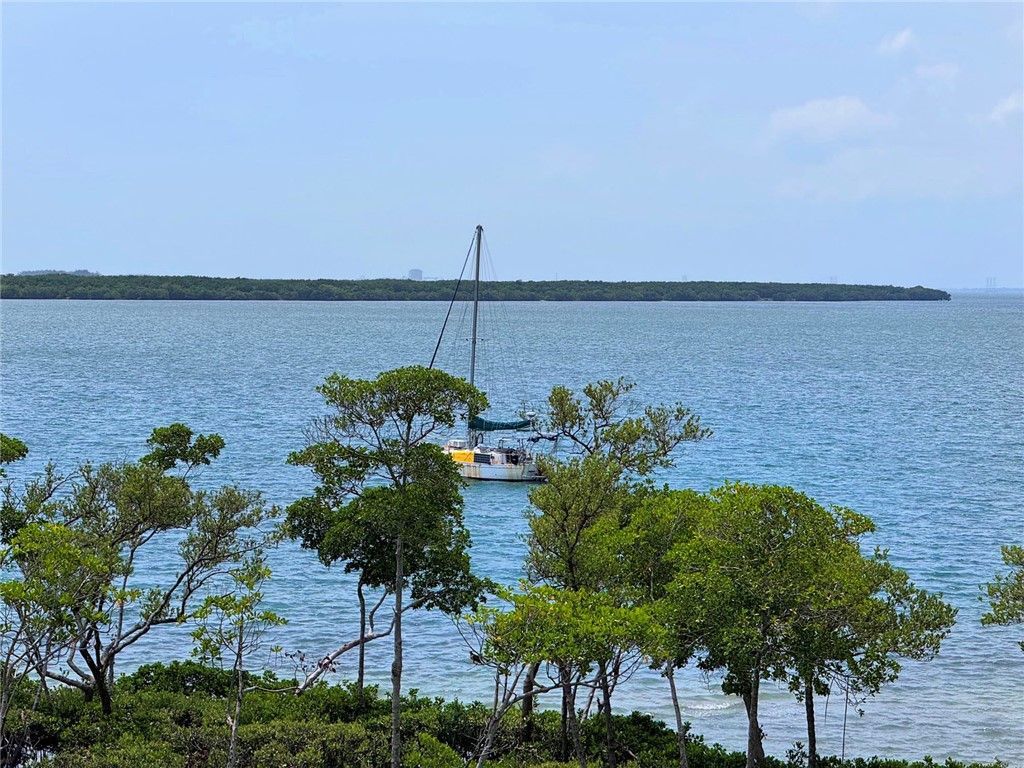 24 Harbour Isle Drive W, Unit 305, Fort Pierce, FL 34949 Photo