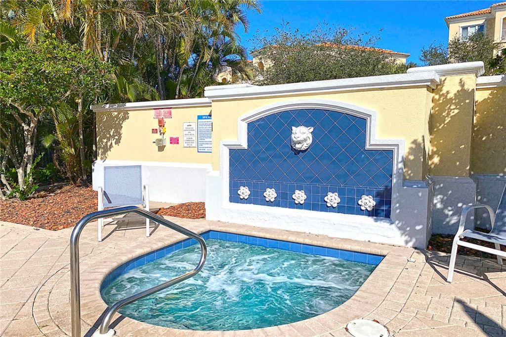 24 Harbour Isle Drive W, Unit 305, Fort Pierce, FL 34949 Photo