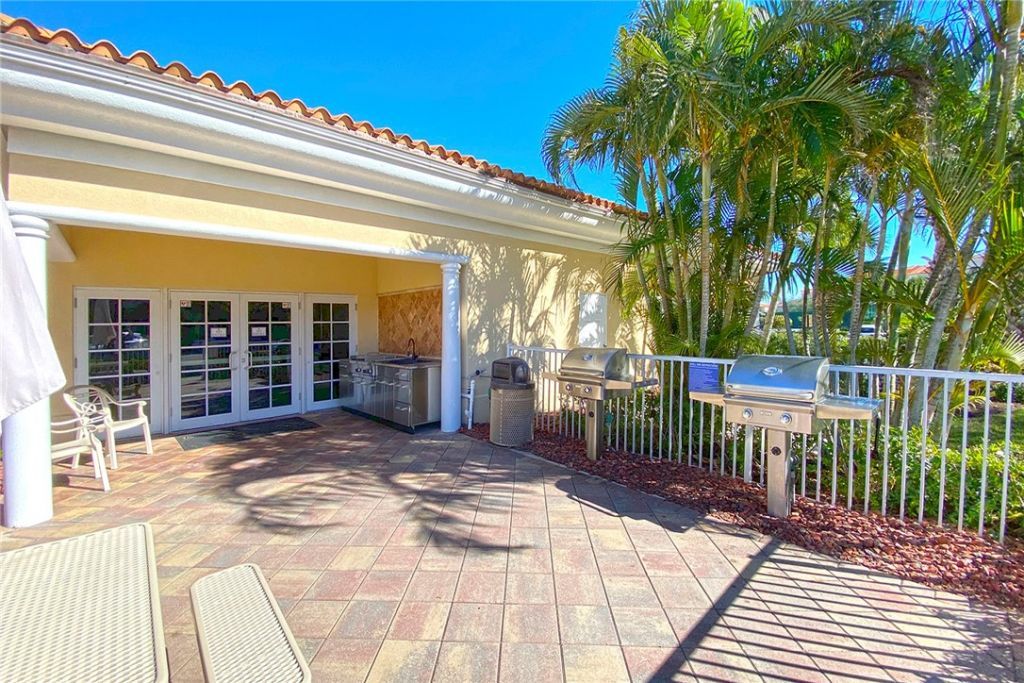 24 Harbour Isle Drive W, Unit 305, Fort Pierce, FL 34949 Photo