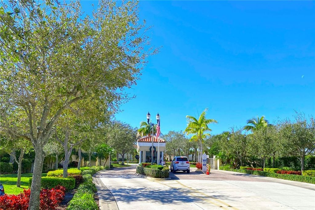 24 Harbour Isle Drive W, Unit 305, Fort Pierce, FL 34949 Photo