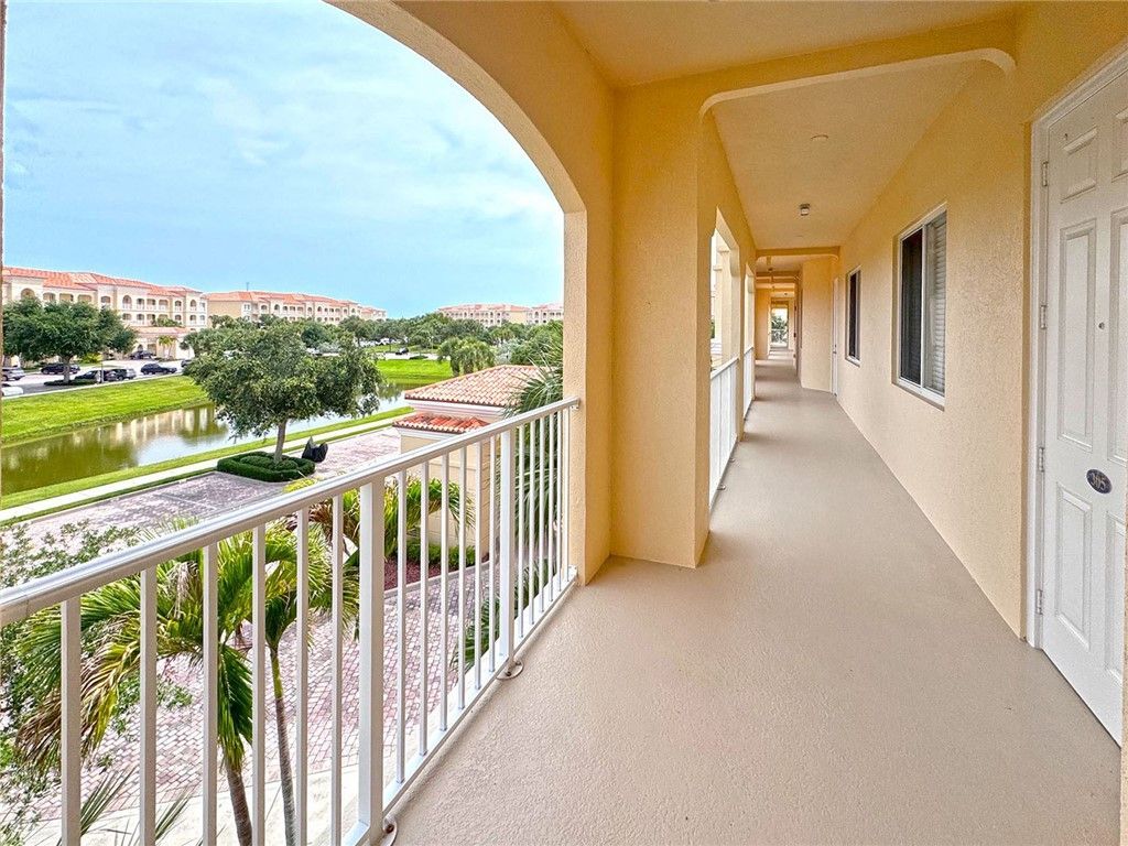 24 Harbour Isle Drive W, Unit 305, Fort Pierce, FL 34949 Photo