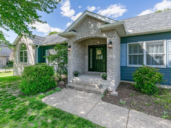 1099 Fox Hollow Lane , Le Claire, IA 52753
