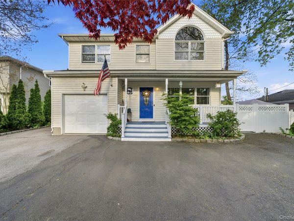 695 Higbie Lane , West Islip, NY 11795