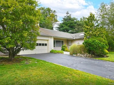 8 South Drive , Roslyn, NY 11576