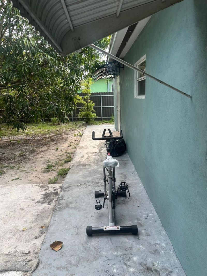 1560 NE 154th St, North Miami Beach, FL 33162 Photo