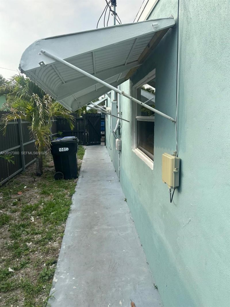 1560 NE 154th St, North Miami Beach, FL 33162 Photo