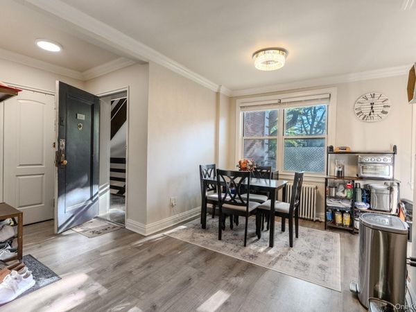 17 Edwards St, Unit 2A, Roslyn Heights, NY 11577