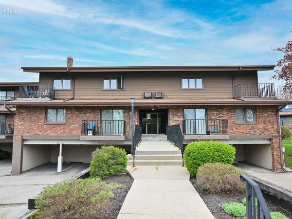 4015 S 84th St, Unit 8, Greenfield, WI 53228