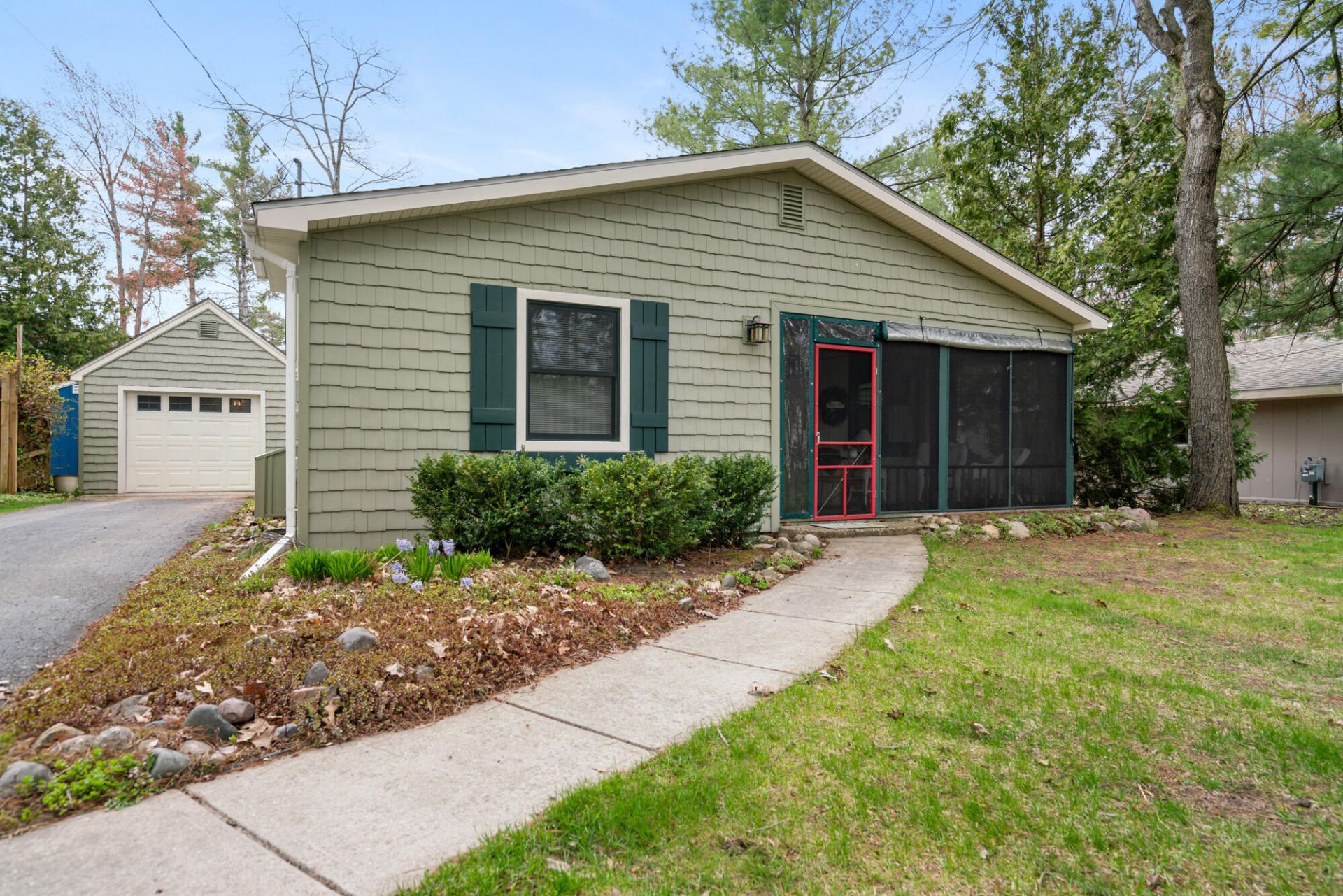 6515 South Avenue, Indian River, MI 49749 Main Photo