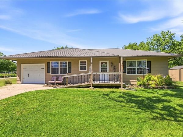 4 Skyline Drive, Adrian, MO 64720
