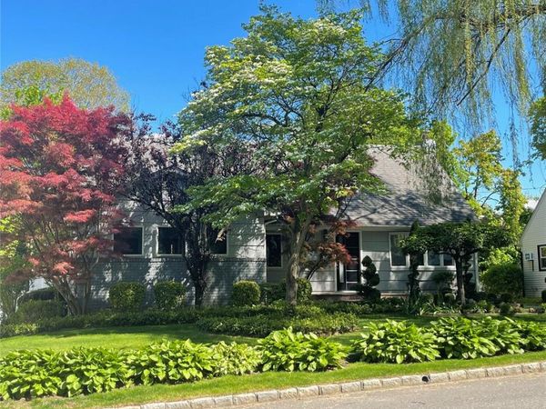 7 Henry Street , Great Neck, NY 11023