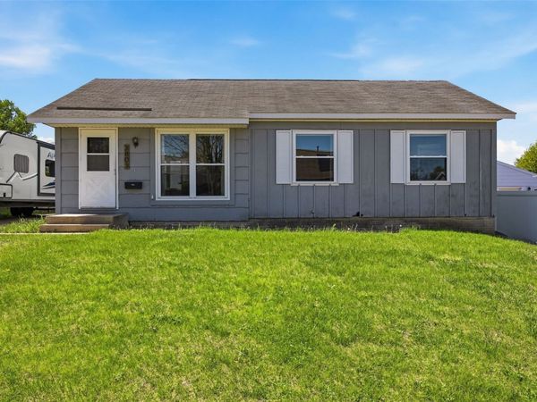 3803 Blue Mound Dr NE, Cedar Rapids, IA 52402