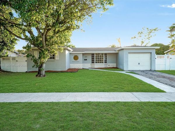 4301 NW 35th Ave , Lauderdale Lakes, FL 33309