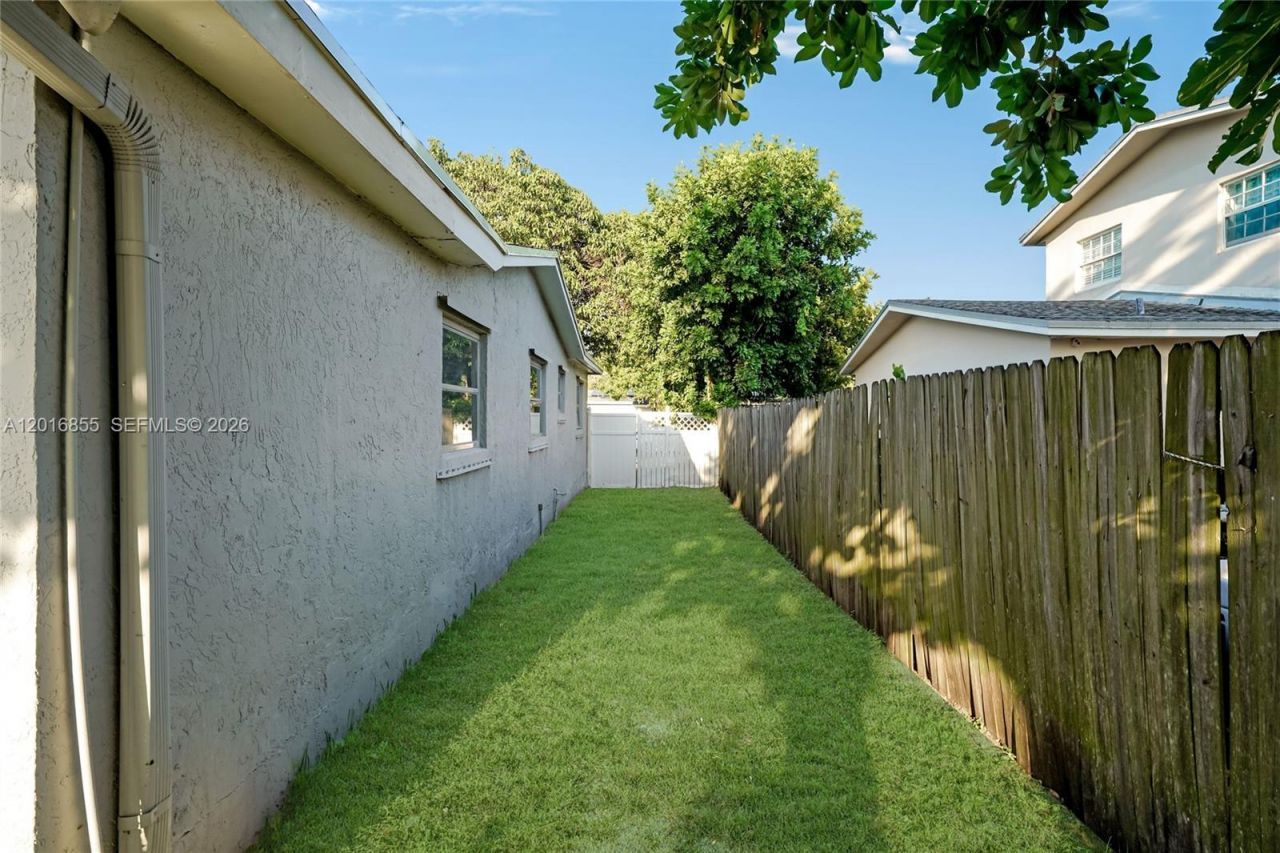 4301 NW 35th Ave , Lauderdale Lakes, FL 33309 Photo