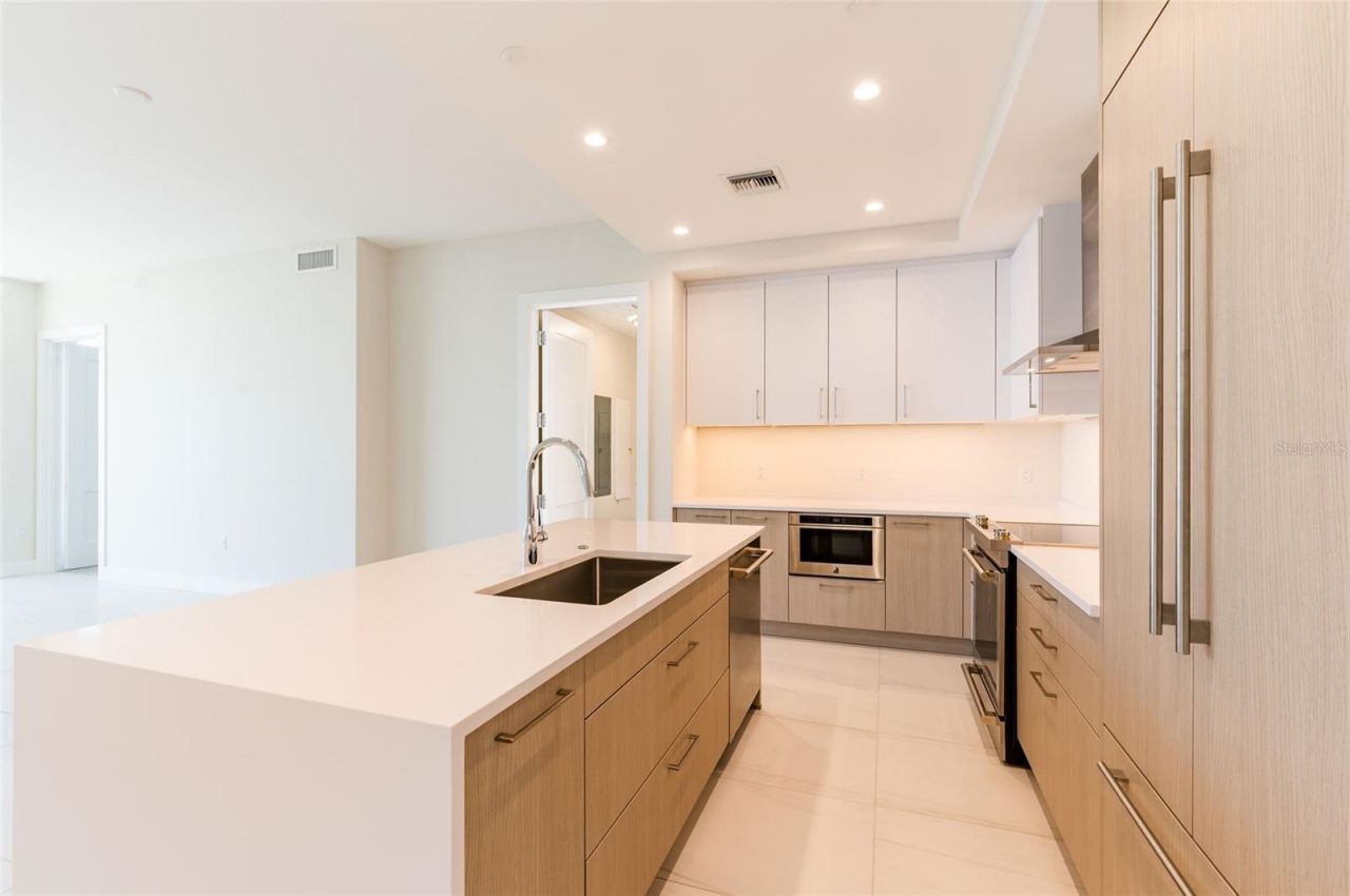 275 1st Avenue South , Unit 2208, Saint Petersburg, FL 33701 Photo