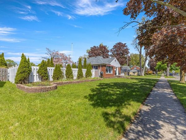 8315 Dale Street , Dearborn Heights, MI 48127