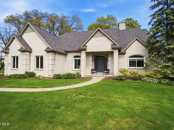8766 Willow Pond Boulevard, Sylvania, OH 43560