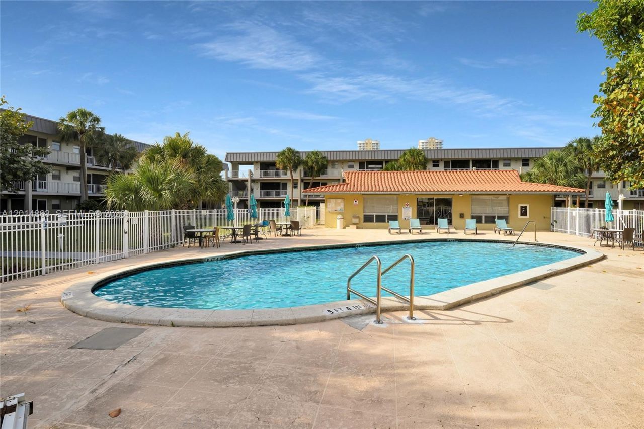 250 Layne Blvd , Unit 205, Hallandale Beach, FL 33009 Photo