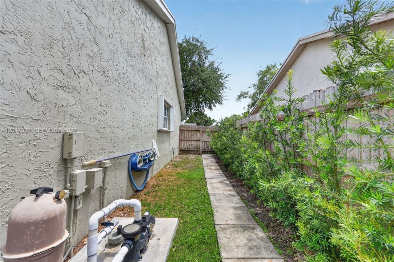 9315 SW 172nd Ter, Palmetto Bay, FL 33157 Photo