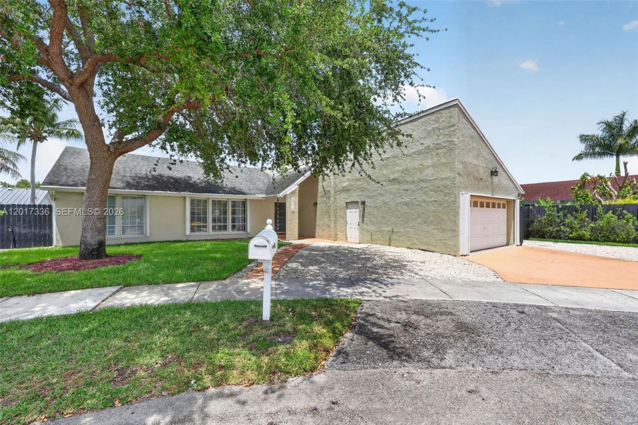 9315 SW 172nd Ter, Palmetto Bay, FL 33157 Photo