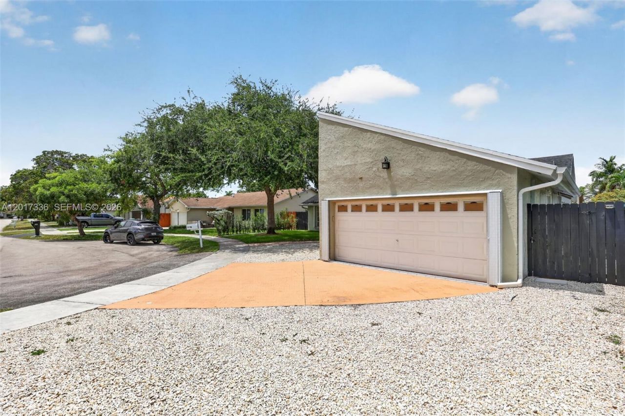 9315 SW 172nd Ter, Palmetto Bay, FL 33157 Photo