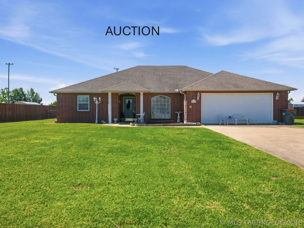 802 E 10th Terrace , Grove, OK 74344
