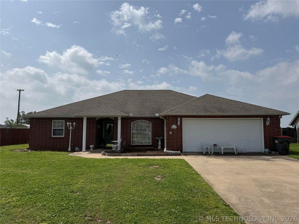 802 E 10th Terrace , Grove, OK 74344