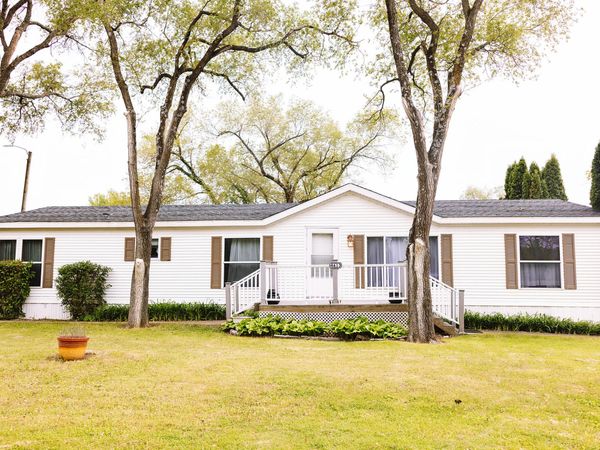 4613 CLOVER ST, Muscatine, IA 52761