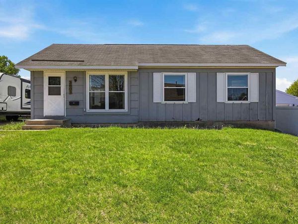 3803 Blue Mound Dr NE, Cedar Rapids, IA 52402