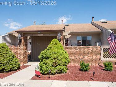 61962 YORKTOWN Drive, South Lyon, MI 48178