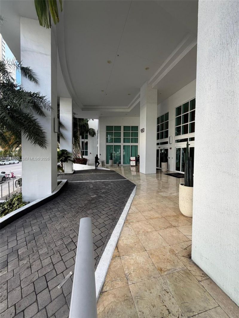 950 Brickell Bay Dr , Unit 4208, Miami, FL 33131 Photo