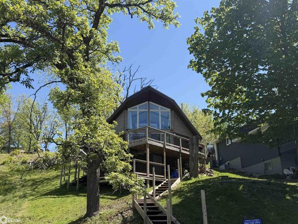 1041 Lakeshore Drive, Brooklyn, IA 52211