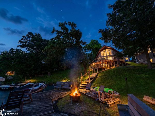 1041 Lakeshore Drive, Brooklyn, IA 52211