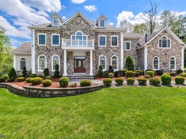 8 Peach Tree Ln, Chester, NJ 07930