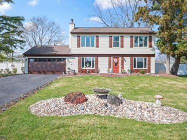 19 Plymouth Ln, Manalapan, NJ 07726
