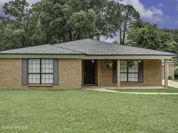 5534 Clinton Boulevard , Jackson, MS 39209