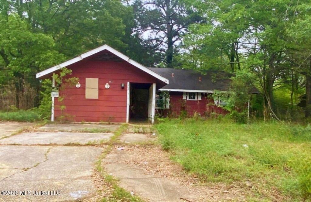 340 Queen Theresa Lane, Jackson, MS 39209 Main Photo
