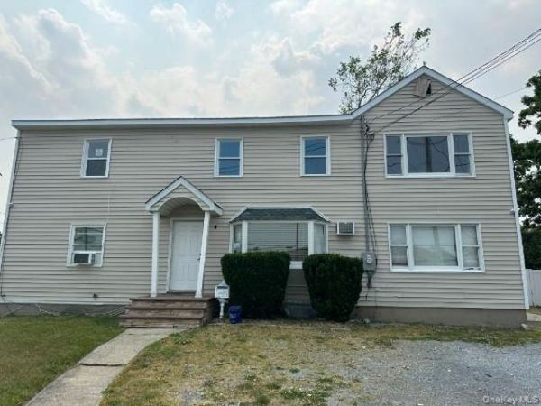 34 Paula Drive , Farmingdale, NY 11735