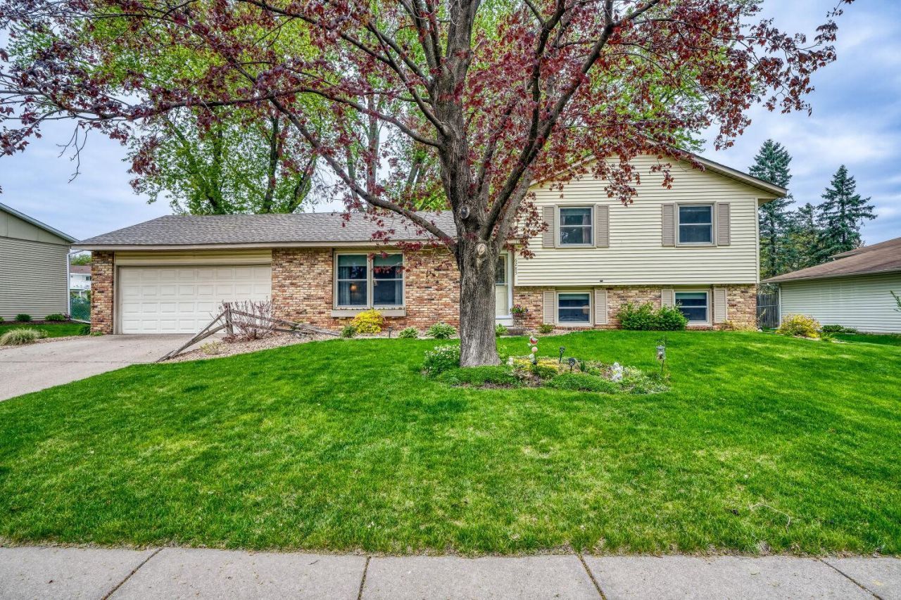 6285 137th Street W, Apple Valley, MN 55124 Main Photo
