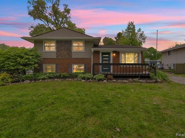 842 Bird Song Drive, Milford Vlg, MI 48381