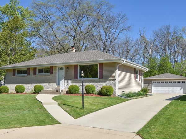 8222 Norwich AVENUE, Greenfield, WI 53220
